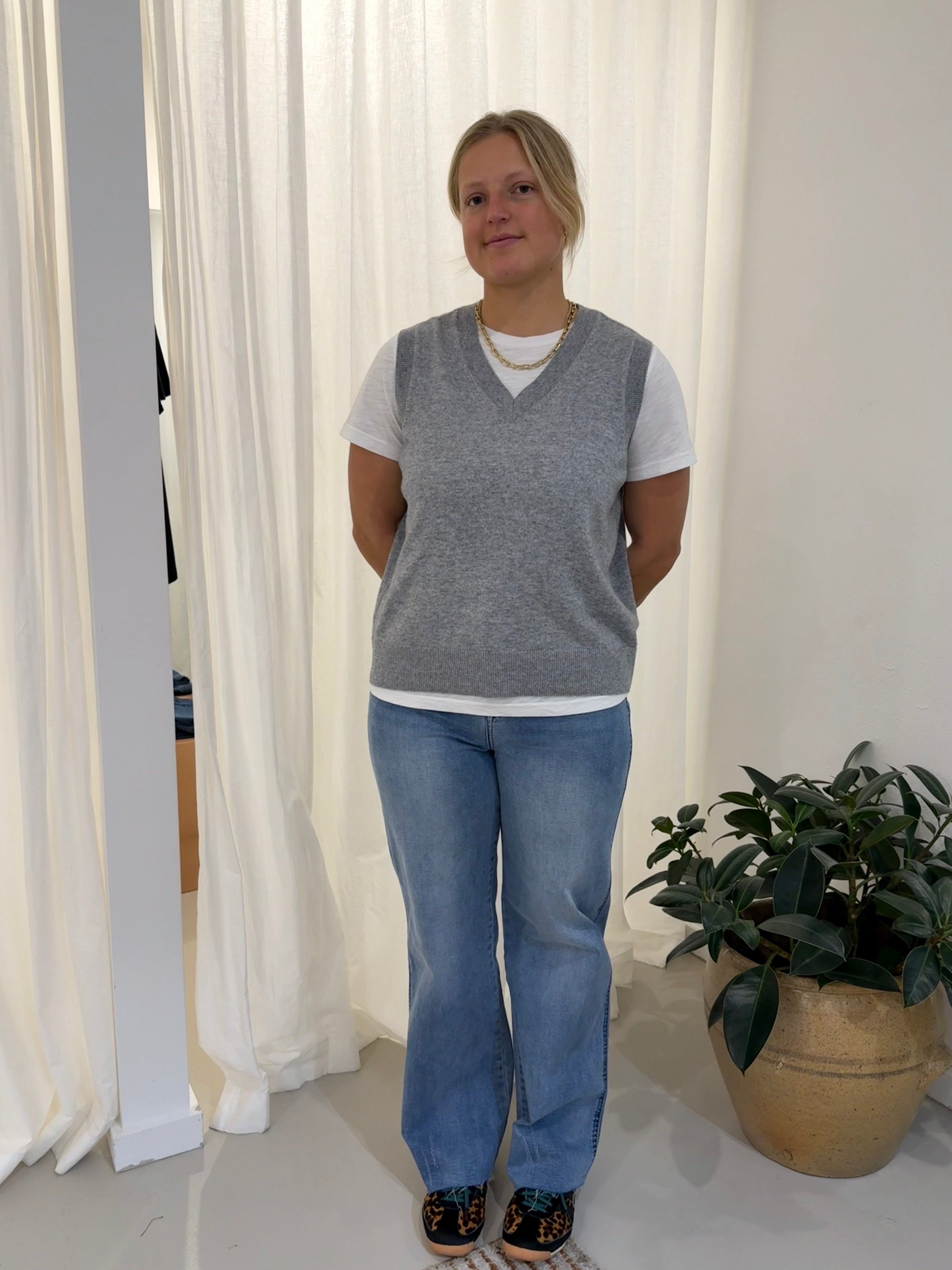 Sodalite Vest Yarnsmith Grey Marle